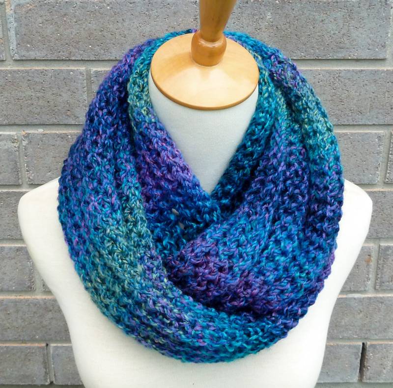 Hand Gestrickter Infinity Schal Blau, Lila, Türkis Grobstrick Acryl Schal Hand Gestrickter Infinity Schal Blau, Lila, Türkis Grobstrick Acryl Schal von TatianaKnits