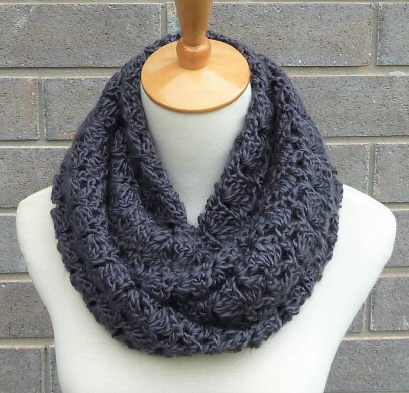 Handgehäkelte Anthrazit-Schal Weiches Acrylgarn von TatianaKnits