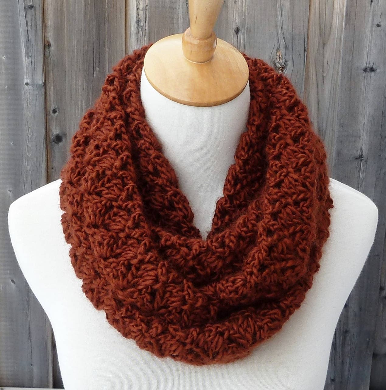 Handgehäkelte Rust Infinity Schal Weicher Acryl Schal von TatianaKnits