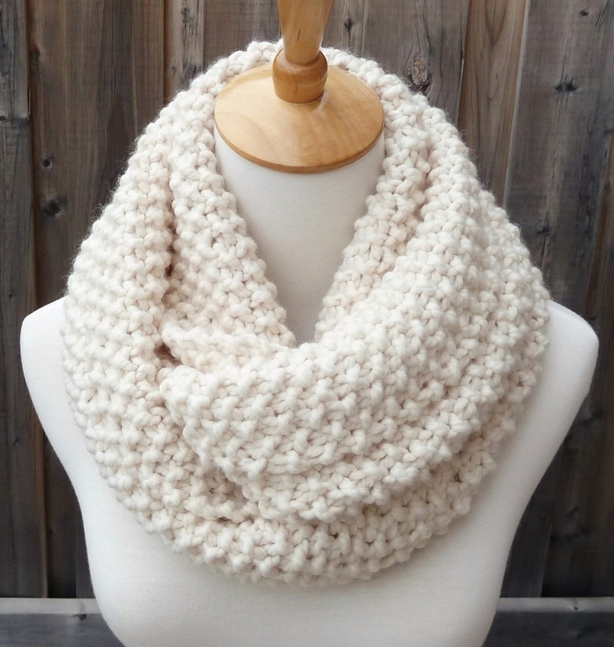 Handgestrickte Cremeweiße Lammwolle Infinity-Schal - Super Voluminöser Runder Schal von TatianaKnits