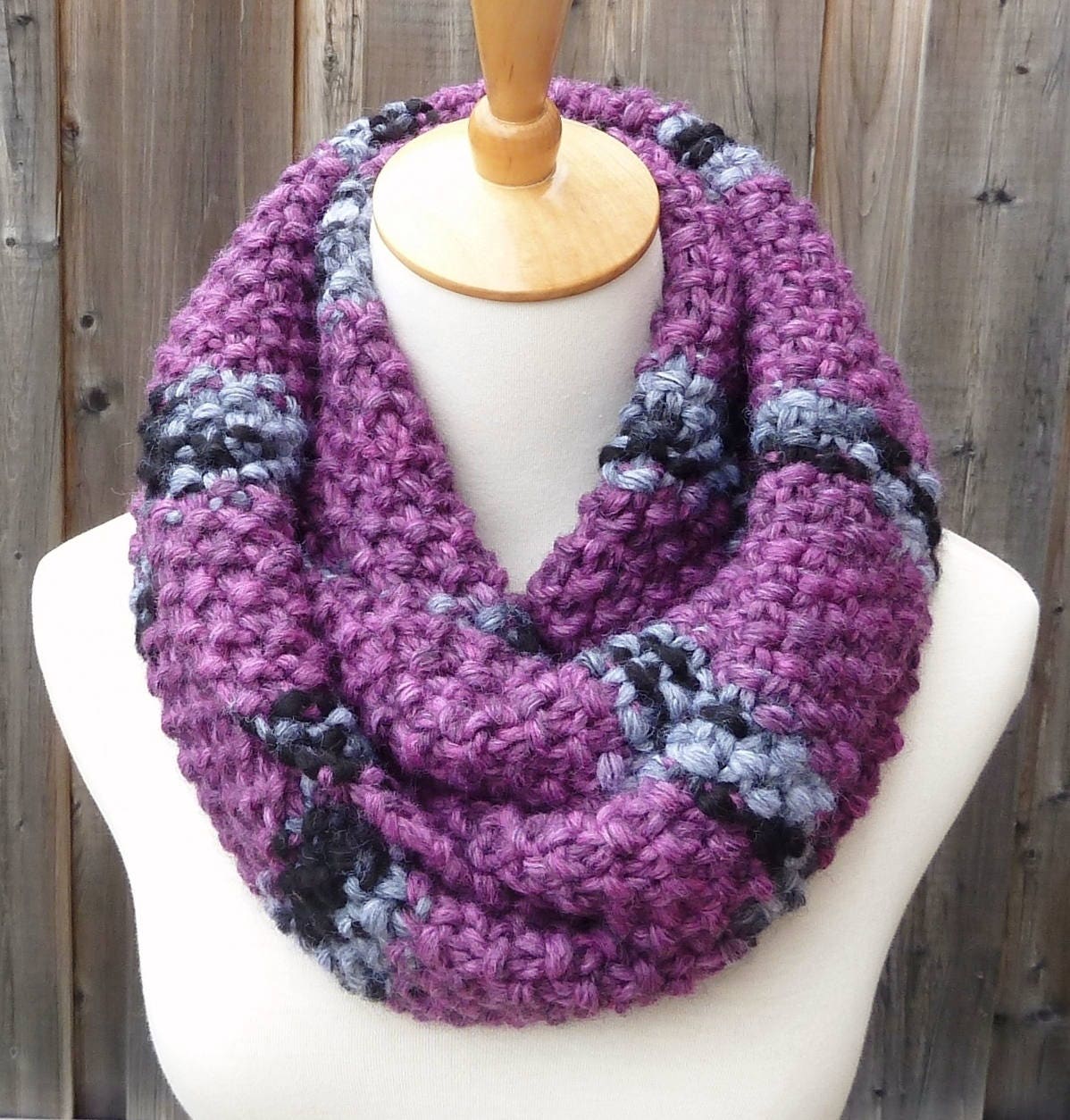 Handgestrickter Infinity Schal Aus Wollmischung Lila, Grau Und Schwarz von TatianaKnits