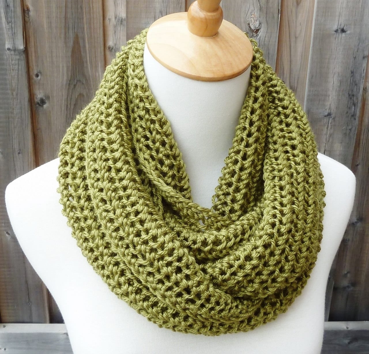 Handgestrickter Laubgrüner Schlupfschal Weicher Acryl-Schal von TatianaKnits