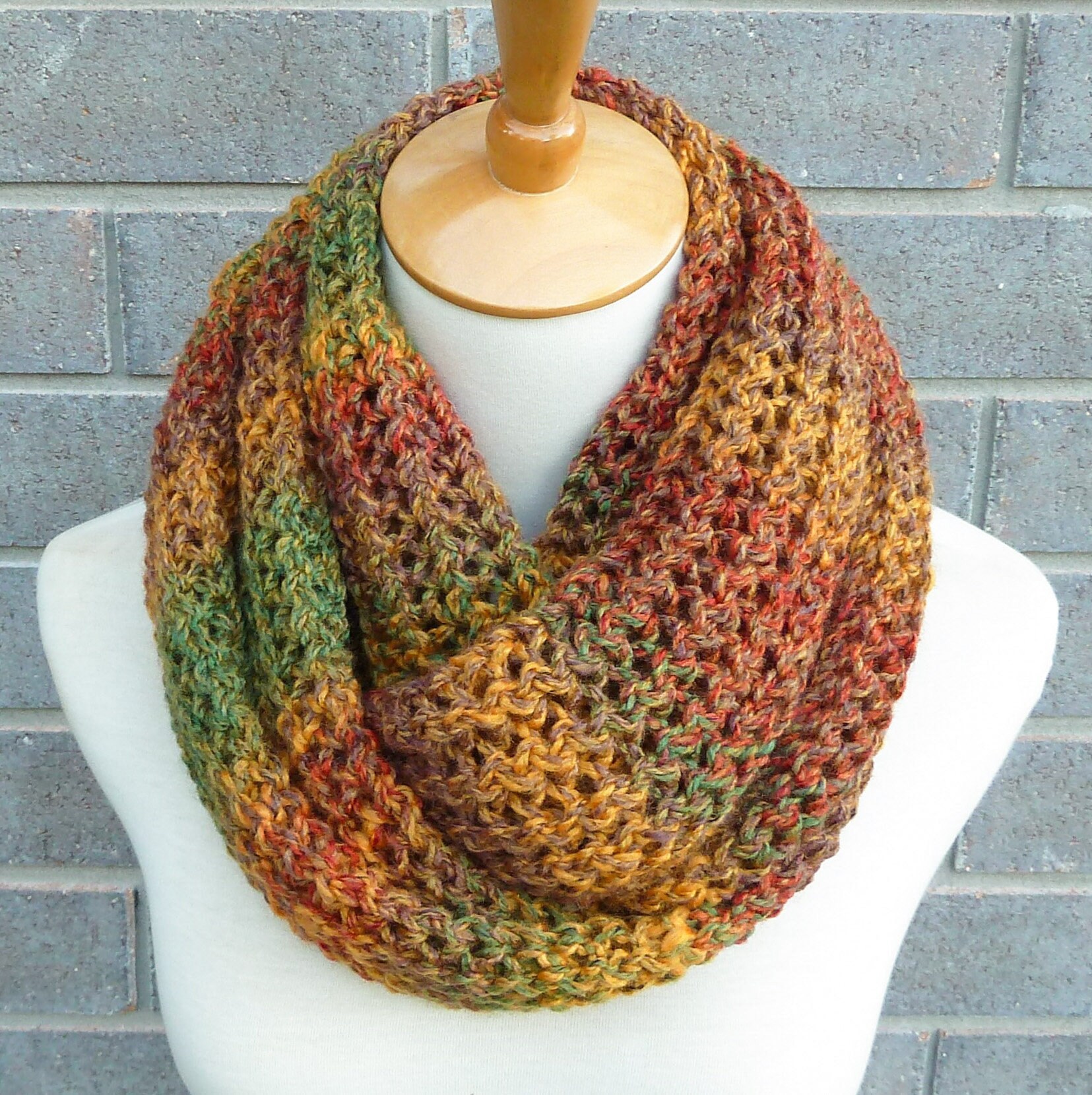 Handgestrickter Loop Schal Mehrfarbiger Runder Schal von TatianaKnits