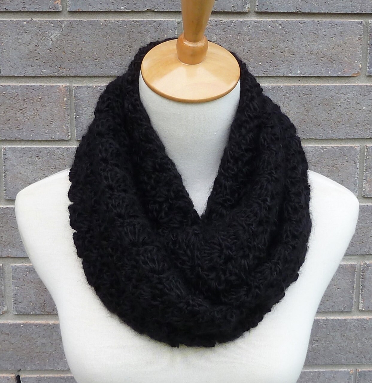 Schwarzer Häkelschal Rundschal Aus Acryl von TatianaKnits