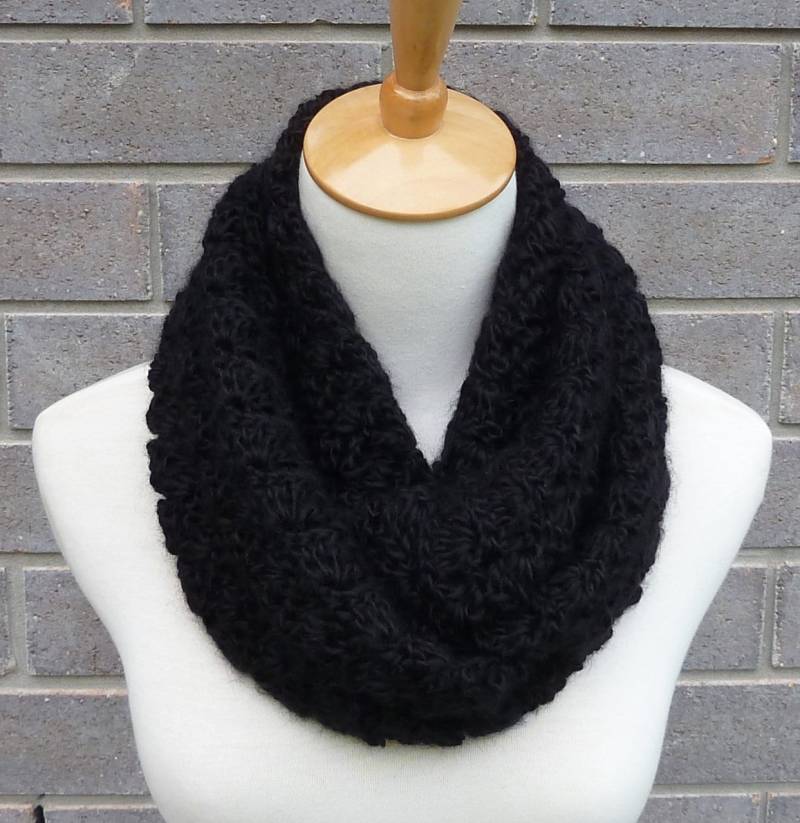 Schwarzer Häkelschal Rundschal Aus Acryl von TatianaKnits