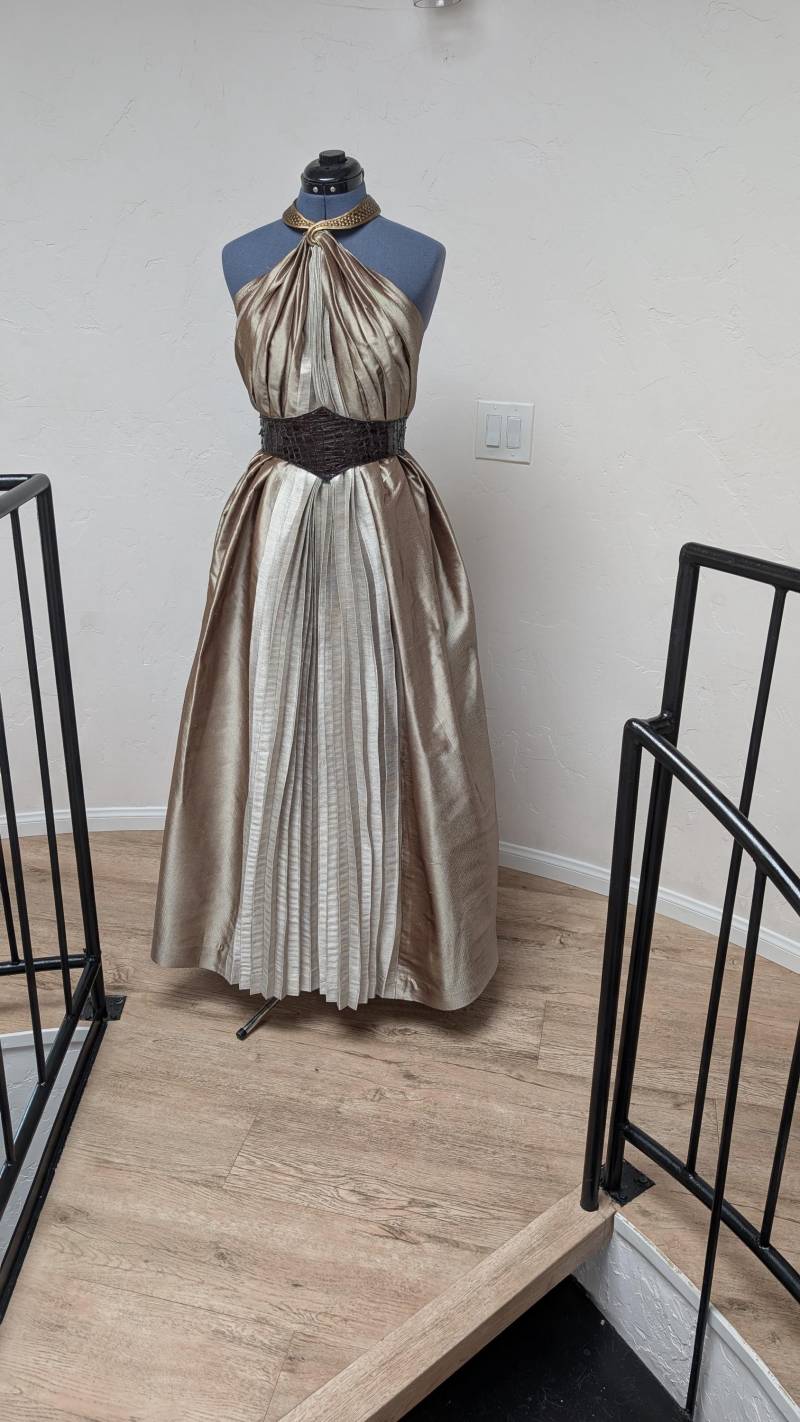 Daenerys Targaryen Oder Missandei Säulenkleid Mit Drachenschuppenkragen Und Wendegürtel, Cosplaykleid von TatianartCosplay