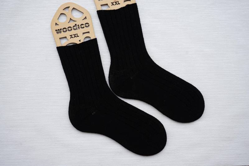 Gestrickte Wollsocken Mit Einem Rippenmuster, Schwarz, Größe 44/45 Gestrickte Wollsocken Mit Einem Rippenmuster, Schwarz, Größe 44/45 von TatisHandarbeit