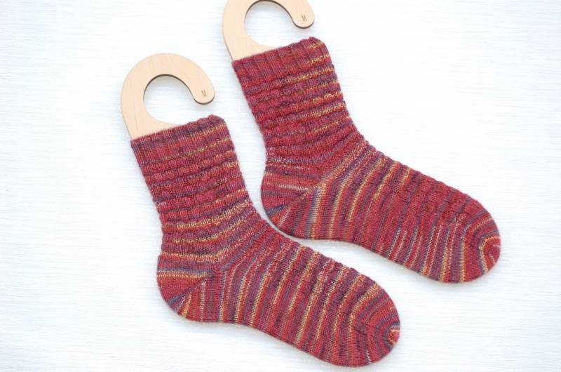 Handgestrickte Warme Wollsocken Mit Einem Muster, Bunt, Rot, Gelb, Größe 40/41 Handgestrickte Warme Wollsocken Mit Einem Muster, Bunt, Rot, Gelb, Größe 40/41 von TatisHandarbeit