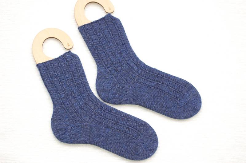 Handgestrickte Warme Wollsocken Mit Einem Rippenmuster, Blau, Größe 40/41 Handgestrickte Warme Wollsocken Mit Einem Rippenmuster, Blau, Größe 40/41 von TatisHandarbeit