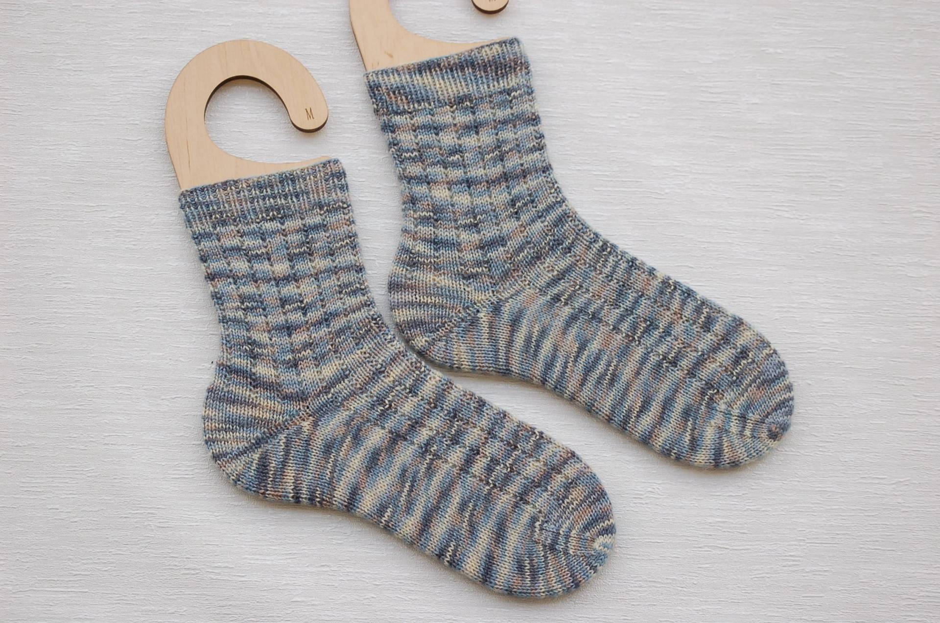 Handgestrickte Warme Wollsocken Mit Einem Rippenmuster, Bunt, Blau, Beige, Weiß, Größe 38/39 von TatisHandarbeit