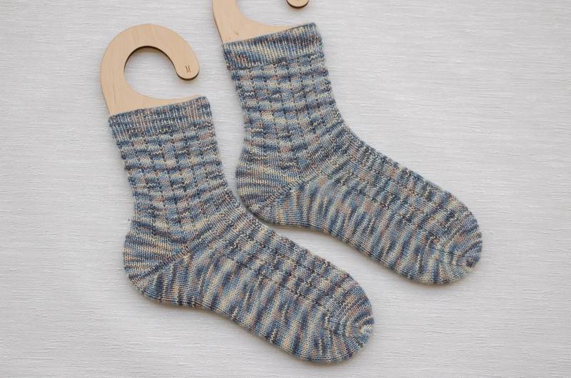 Handgestrickte Warme Wollsocken Mit Einem Rippenmuster, Bunt, Blau, Beige, Weiß, Größe 38/39 Handgestrickte Warme Wollsocken Mit Einem Rippenmuster, Bunt, Blau, Beige, Weiß, Größe 38/39 von TatisHandarbeit