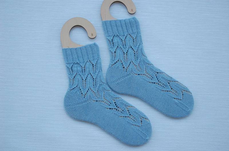 Handgestrickte Wollsocken Mit Einem Muster, Hellblau, Größe 38/39 Handgestrickte Wollsocken Mit Einem Muster, Hellblau, Größe 38/39 von TatisHandarbeit