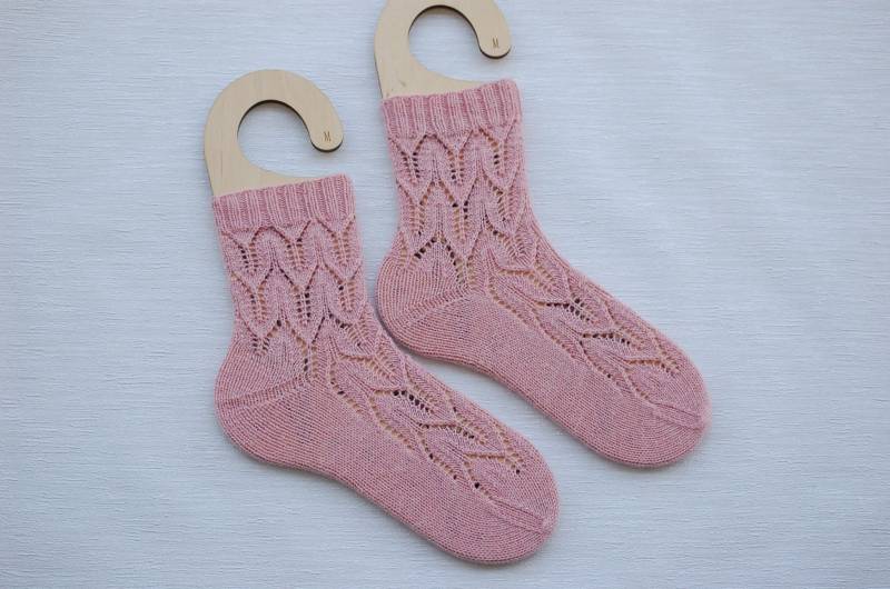 Handgestrickte Wollsocken Mit Einem Muster, Rosa, Größe 38/39 Handgestrickte Wollsocken Mit Einem Muster, Rosa, Größe 38/39 von TatisHandarbeit