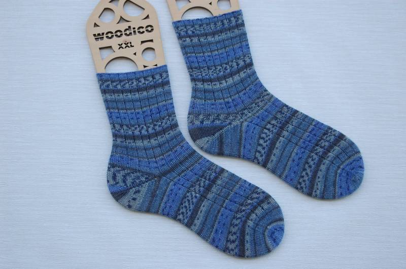 Handgestrickte Wollsocken Mit Einem Rippenmuster, Blau, Grau, Größe 44/45 Handgestrickte Wollsocken Mit Einem Rippenmuster, Blau, Grau, Größe 44/45 von TatisHandarbeit