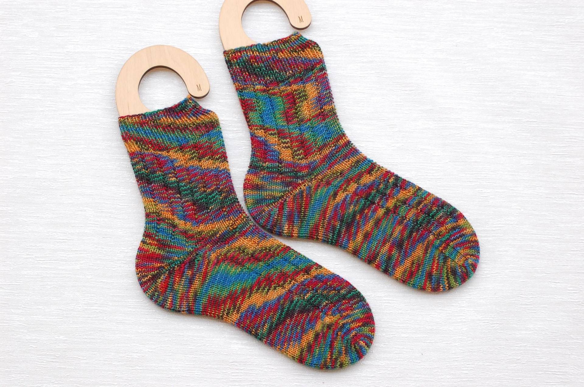 Handgestrickte Wollsocken Mit Einem Rippenmuster, Bunt, Rot, Grün, Blau, Gelb, Größe 38/39 von TatisHandarbeit