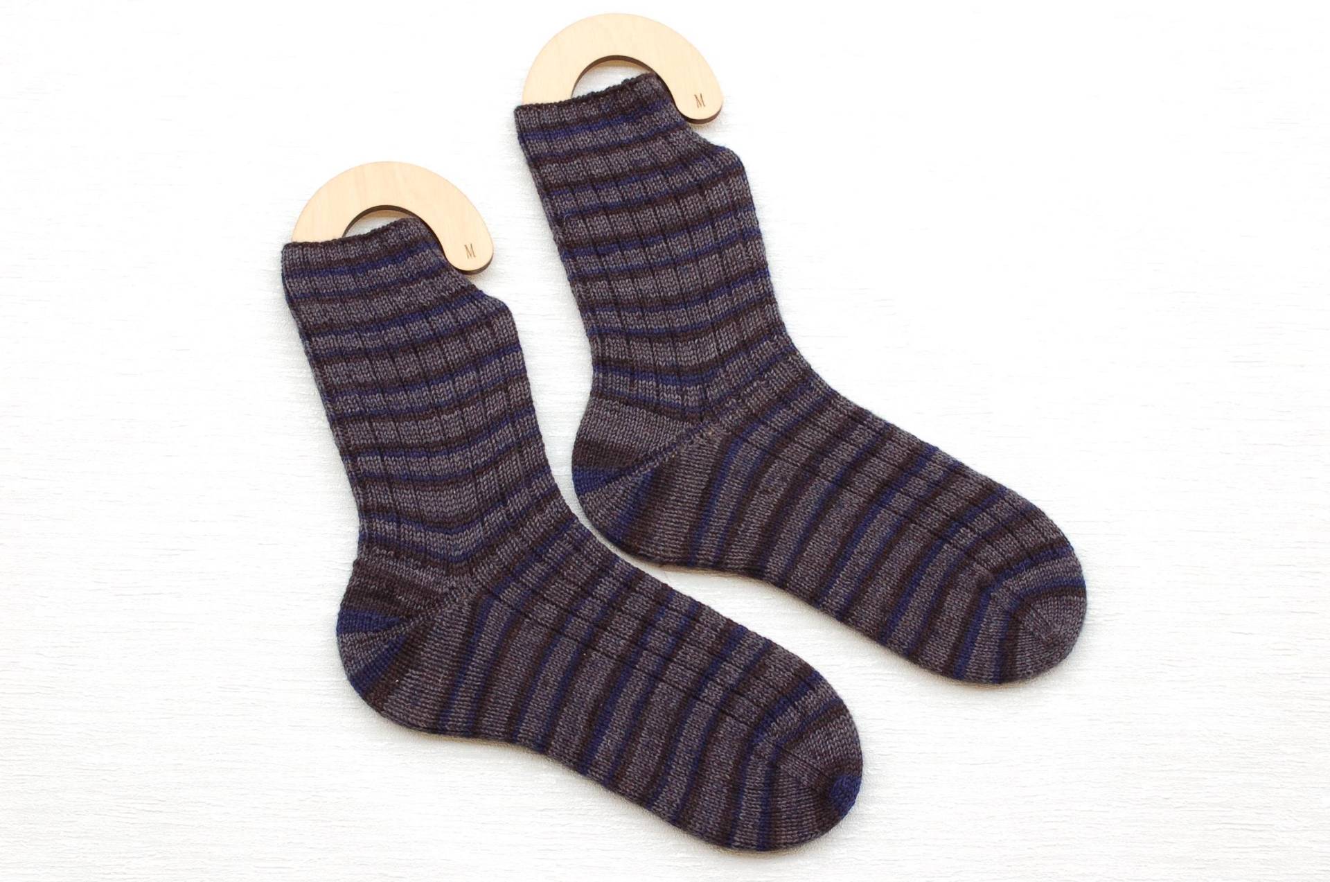 Handgestrickte Wollsocken Mit Einem Rippenmuster, Schwarz, Grau, Blau, Größe 42/43 von TatisHandarbeit