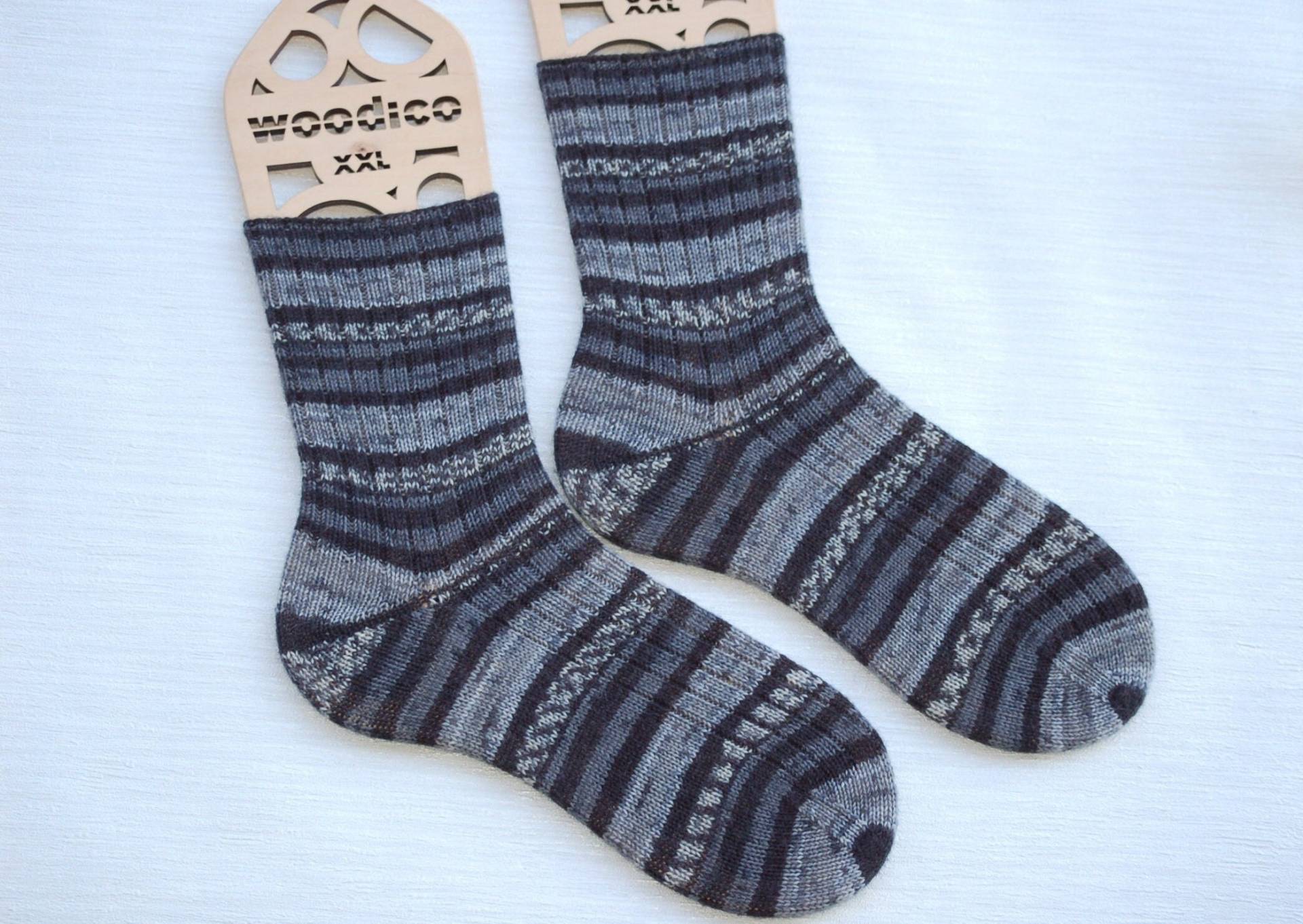 Handgestrickte Wollsocken Mit Einem Rippenmuster, Schwarz, Grau, Weiß, Eu 44/45 - Us 10, 5-11 Uk 10-10, 5 Handgestrickte Wollsocken Mit Einem Rippenmuster, Schwarz, Grau, Weiß, Eu 44/45 - Us 10, 5-11 Uk 10-10, 5 von TatisHandarbeit