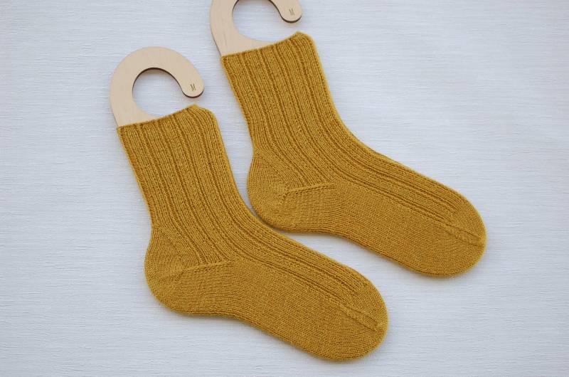 Handgestrickte Wollsocken Mit Einem Rippenmuster, Senf, Curry, Gelb, Eu 38/39 - Us 7-8 Uk 4, 5-6 von TatisHandarbeit