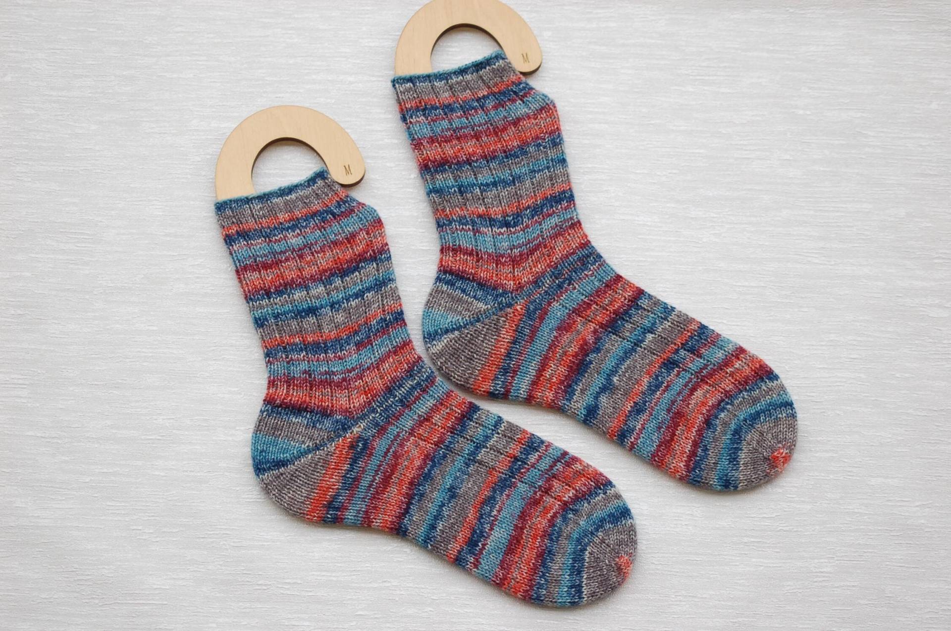 Handgestrickte Wollsocken Mit Einem Rippenmuster in Größe 40/41 Blau Grau Lachs Handgestrickte Wollsocken Mit Einem Rippenmuster in Größe 40/41 Blau Grau Lachs von TatisHandarbeit