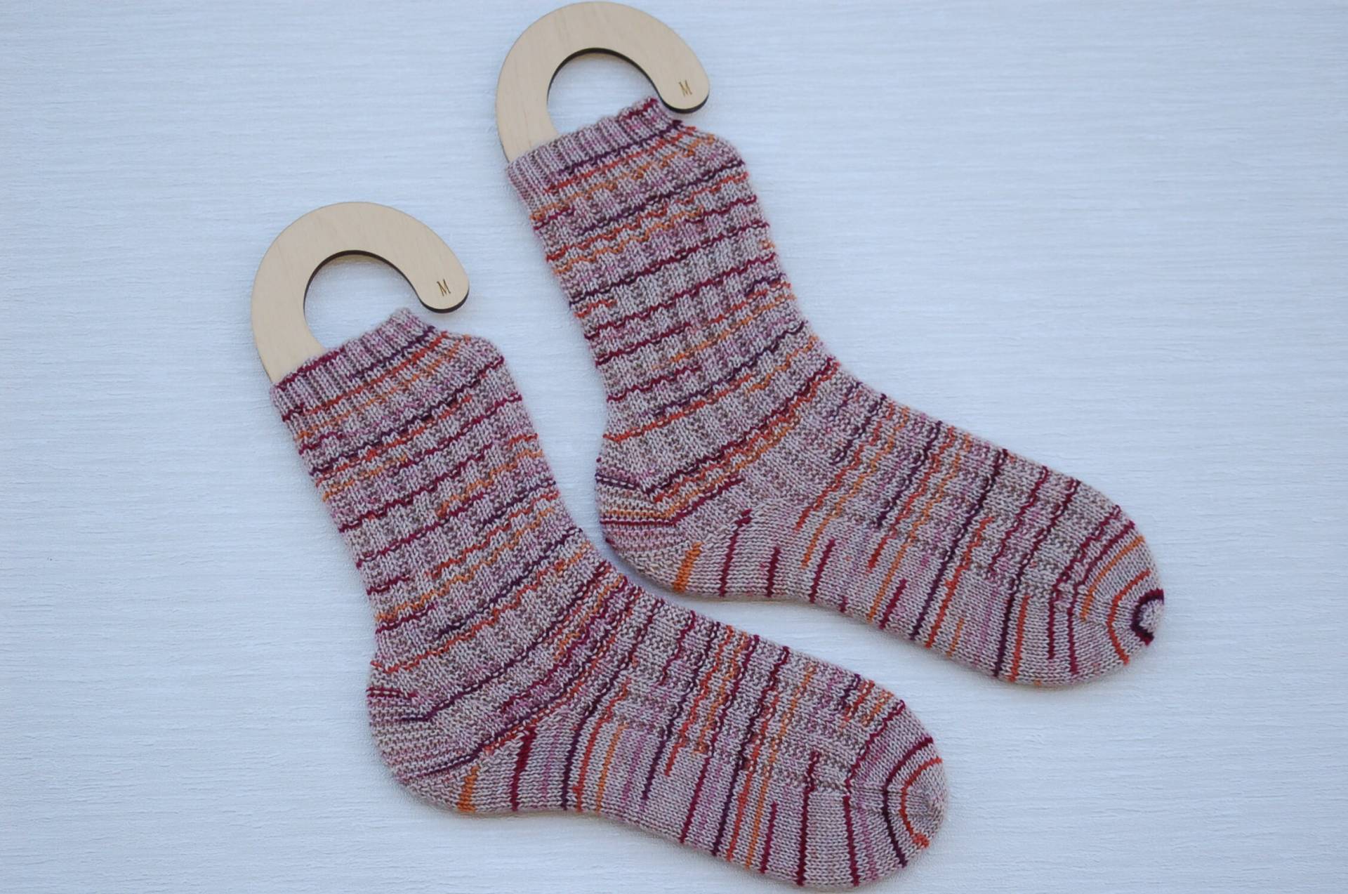 Handgestrickte Wollsocken Mit Einem Rippenmuster in Größe 40/41 Rosa Bordeux Orange Handgestrickte Wollsocken Mit Einem Rippenmuster in Größe 40/41 Rosa Bordeux Orange von TatisHandarbeit