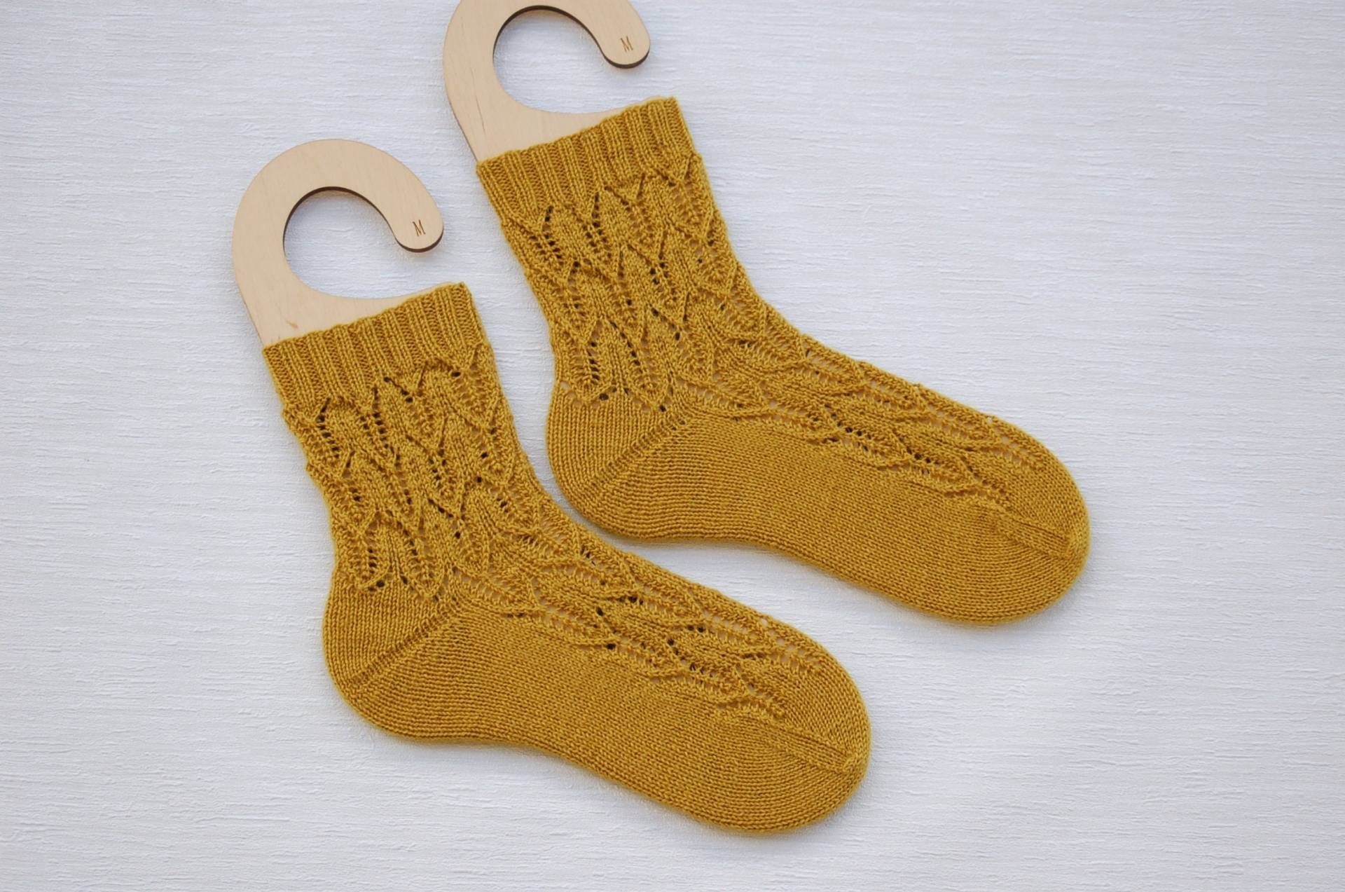 Handgestrickte Wollsocken Mit Muster in Größe 40/41 Senf Senfgelb Gelb Curry von TatisHandarbeit