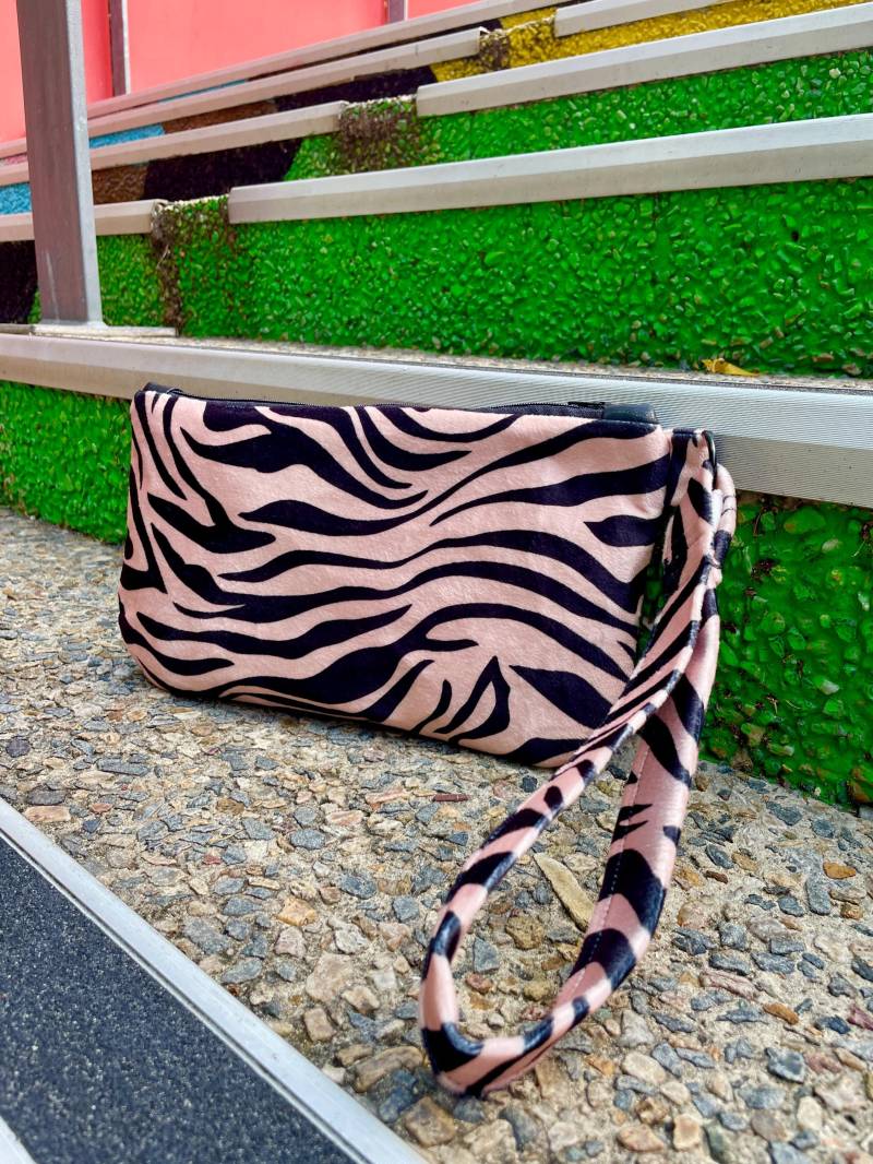 Coole Clutch Im Zebralook Für Deine Party - Damenhandtasche Aus Samt Mit Zebraprint Kleine Handtasche Schlaufe von TatisTraum
