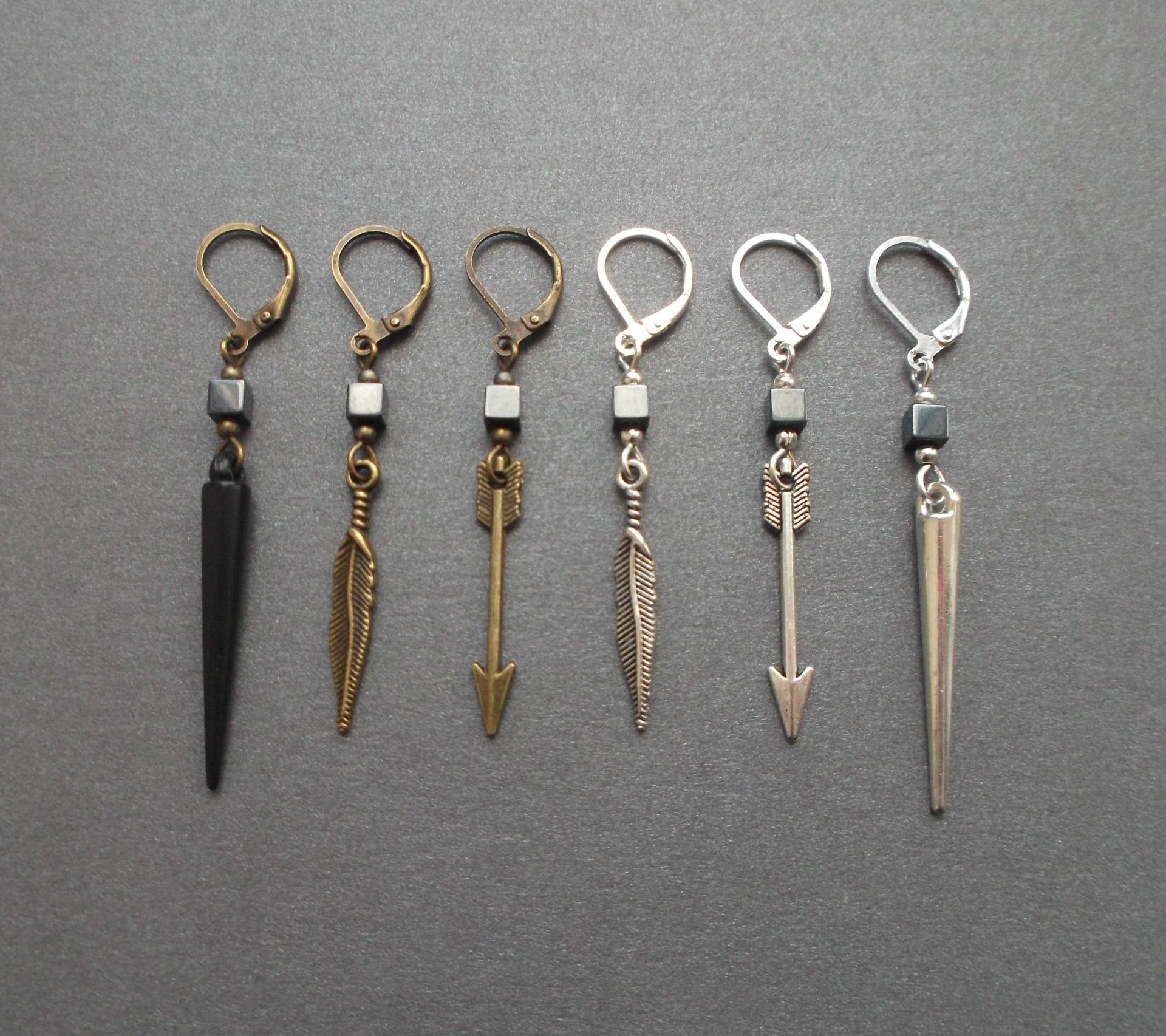 Ohrhänger Für Herren, Hämatitwürfel, Spitze, Kegel/Feder/Pfeil. Ein Männlicher Ohrring. Herrenohrringe. Einzelner Geschenk Männer Jungs Ihn Ohrhänger Für Herren, Hämatitwürfel, Spitze, Kegel/Feder/Pfeil. Ein Männlicher Ohrring. Herrenohrringe. Einzelner Geschenk Männer Jungs Ihn von TatjJewelryWithSoul