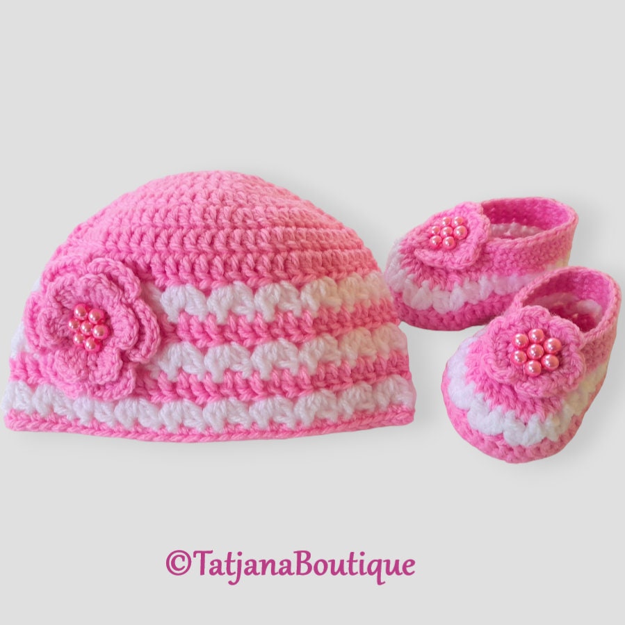 Gehäkelte Baby Mütze Und Booties Set, Geschenk Zur Babyparty, Rosa Weiße Booties, Häkelblumen, Gehäkelte von TatjanaBoutique