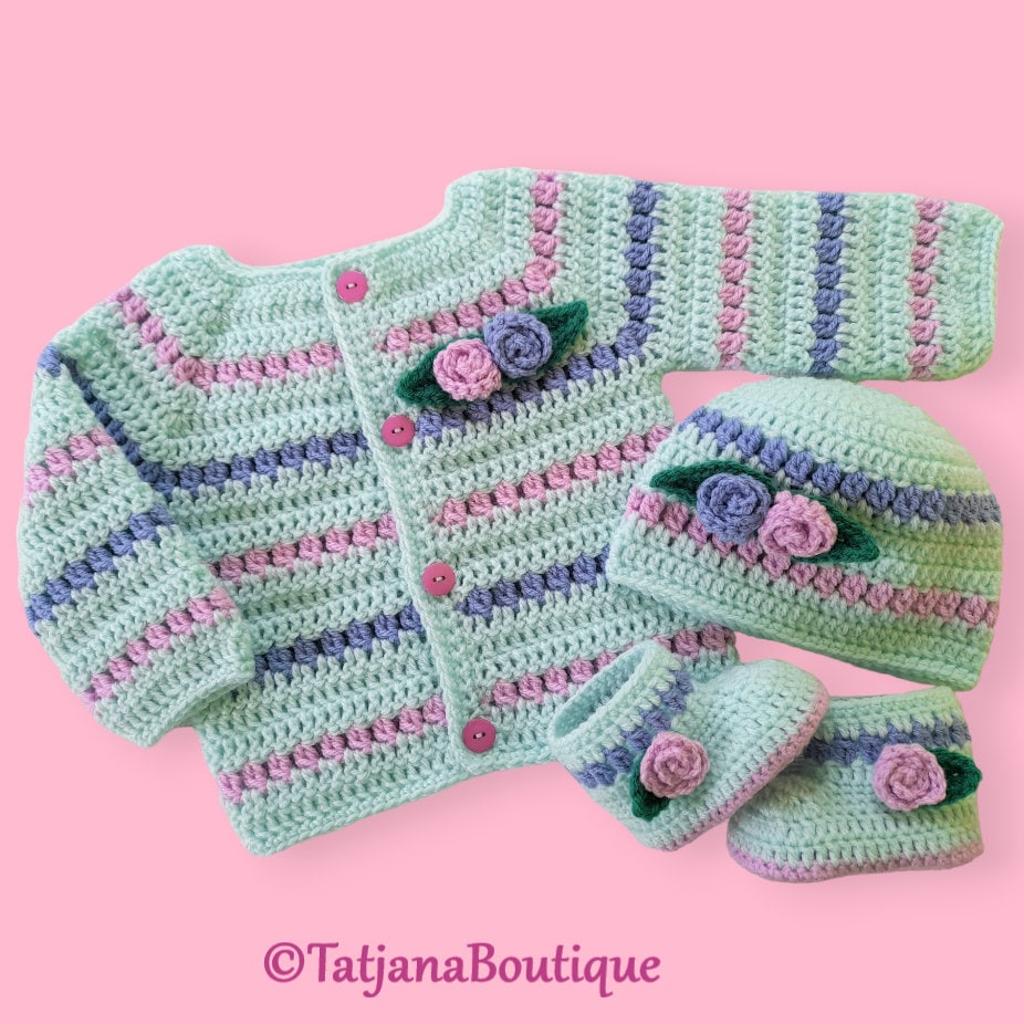 Gehäkelte Baby Strickjacke, Mütze Und Booties, Geschenk Mint Lila Blau Strickjacke Häkelblume, Mädchen Outfit, Baby-Dusche-Geschenk von TatjanaBoutique