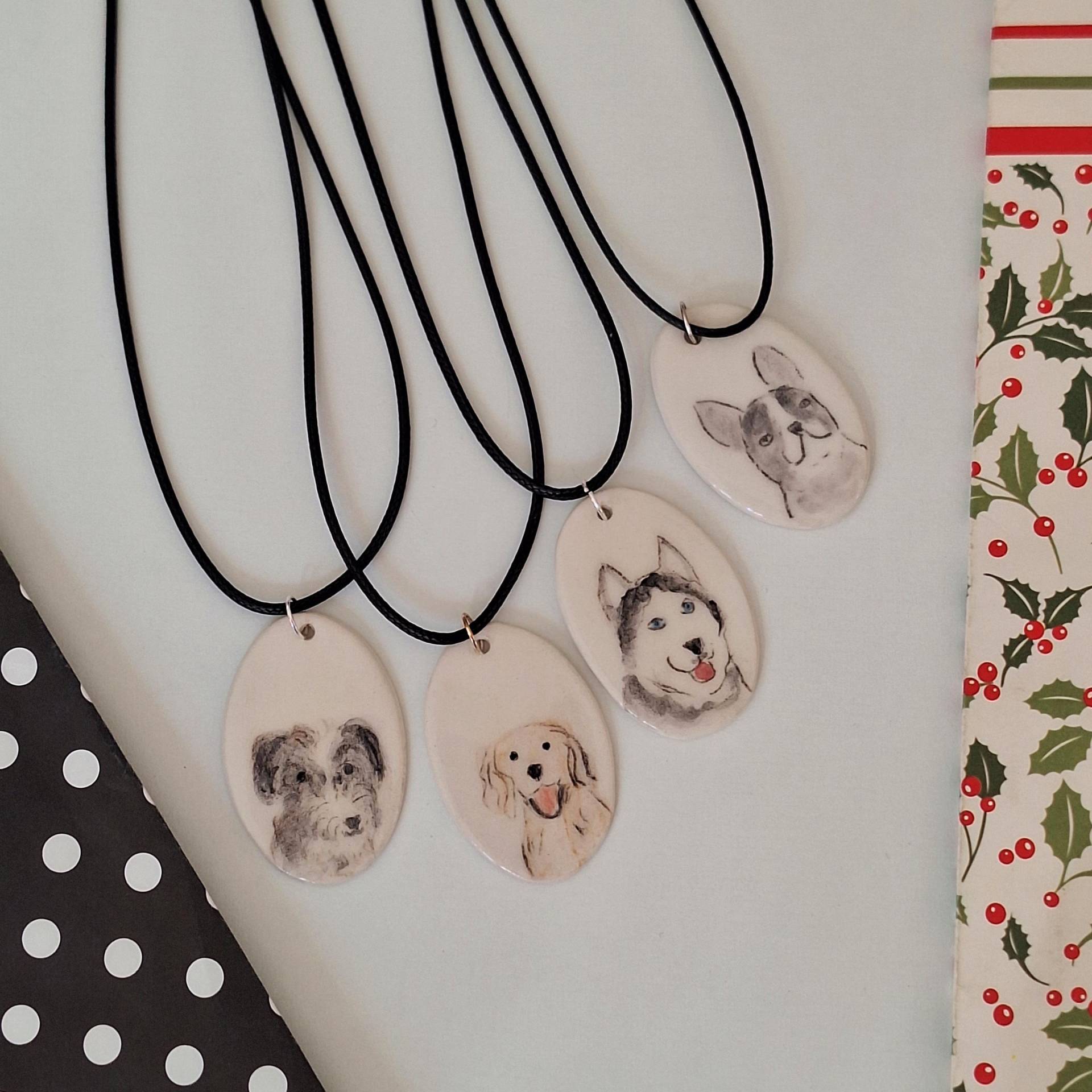 Personalisierte Hundeportrait Keramik Anhänger Handgefertigte Haustier Erinnerung Halskette Personalisierte Hundeportrait Keramik Anhänger Handgefertigte Haustier Erinnerung Halskette von TatjanaCeramics