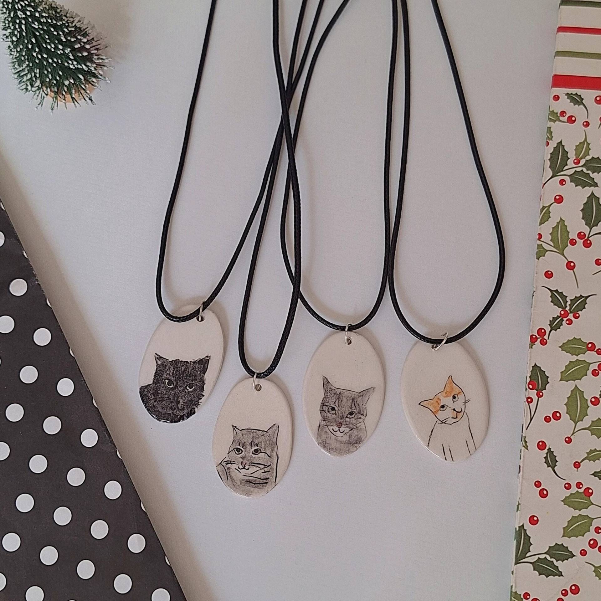 Individuelle Handbemalte Katzen Halskette Personalisierter Keramik Anhänger Individuelle Handbemalte Katzen Halskette Personalisierter Keramik Anhänger von TatjanaCeramics