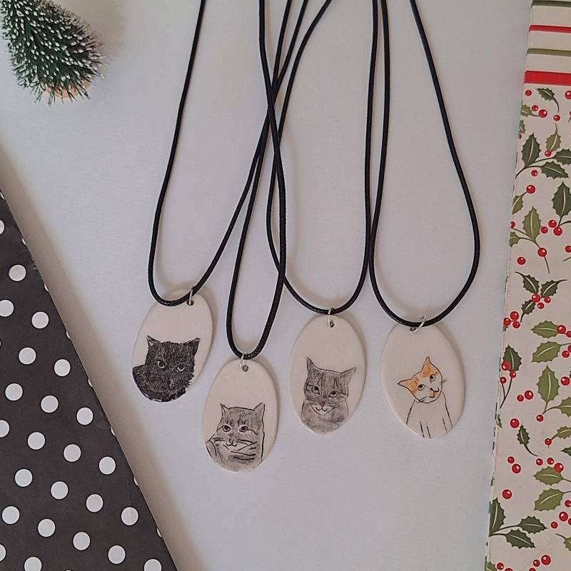 Individuelle Handbemalte Katzen Halskette Personalisierter Keramik Anhänger Individuelle Handbemalte Katzen Halskette Personalisierter Keramik Anhänger von TatjanaCeramics