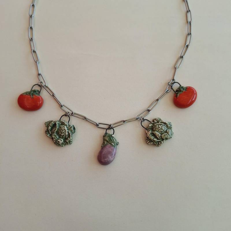 Handgemachte Keramik Veggie Anhänger Halskette Bunte Tomate, Salat, Aubergine von TatjanaCeramics