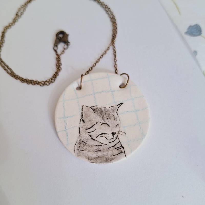 Handgemachte Keramik Grau Getigerte Katze Halskette Katzen-Liebhaber-Schmuck von TatjanaCeramics
