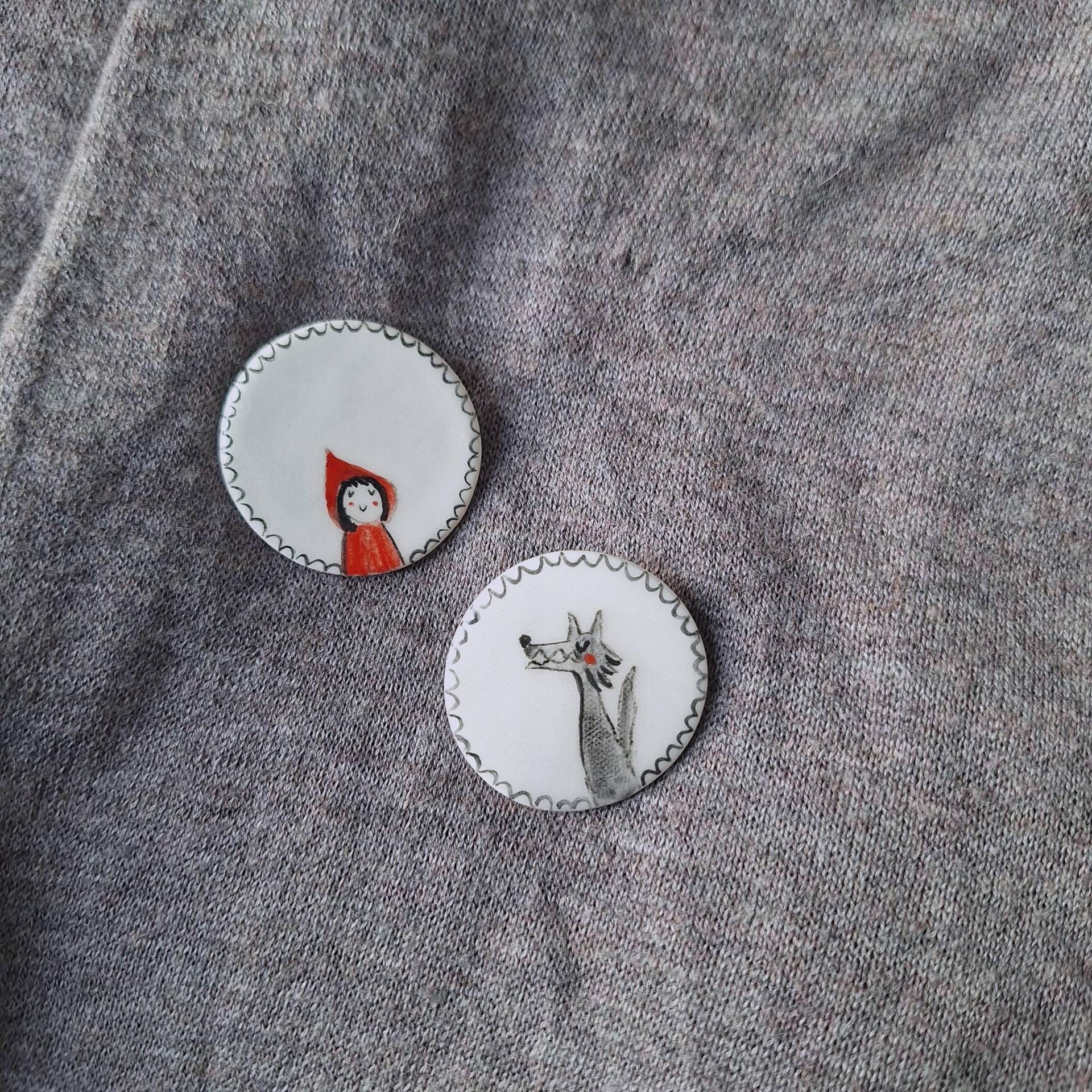 Handbemalte Keramikbroschen Rotkäppchen Und Wolf, Märchenschmuck Handbemalte Keramikbroschen Rotkäppchen Und Wolf, Märchenschmuck von TatjanaCeramics