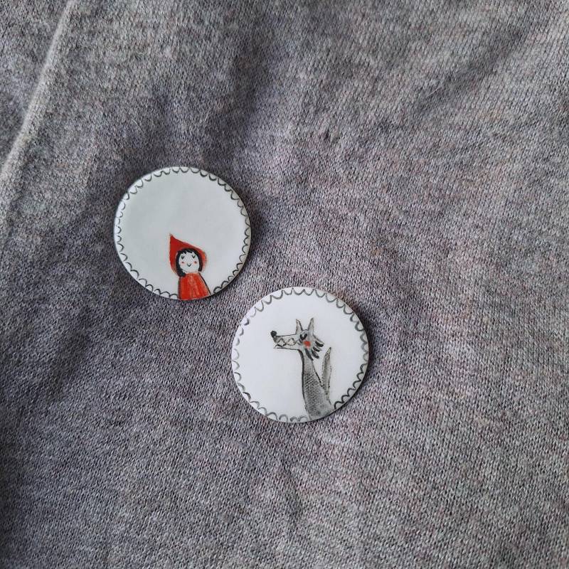 Handbemalte Keramikbroschen Rotkäppchen Und Wolf, Märchenschmuck Handbemalte Keramikbroschen Rotkäppchen Und Wolf, Märchenschmuck von TatjanaCeramics