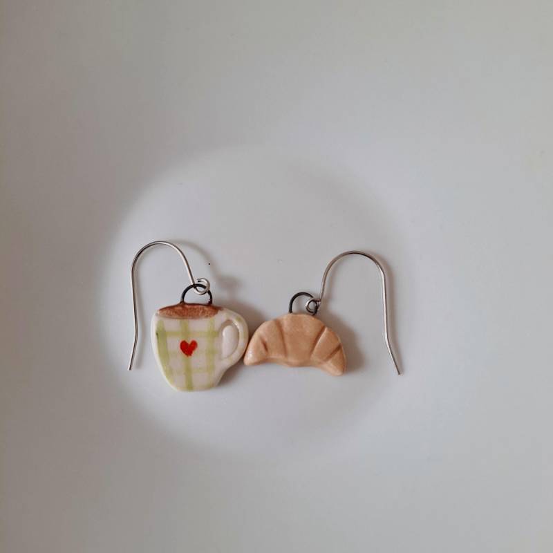 Handgemachte Keramik Croissant Und Tasse Kaffee Ohrstecker, Bunte Baumeln Ohrringe Handgemachte Keramik Croissant Und Tasse Kaffee Ohrstecker, Bunte Baumeln Ohrringe von TatjanaCeramics