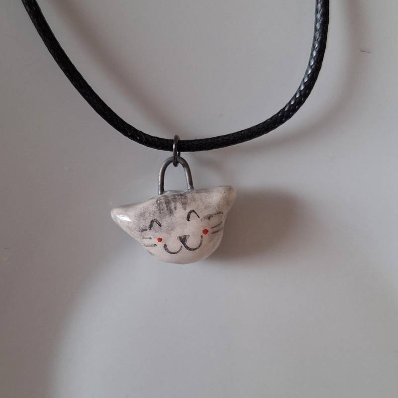 Handgemachte Keramik Tabbie Cat Charm Halskette Katzenliebhaber Geschenk von TatjanaCeramics