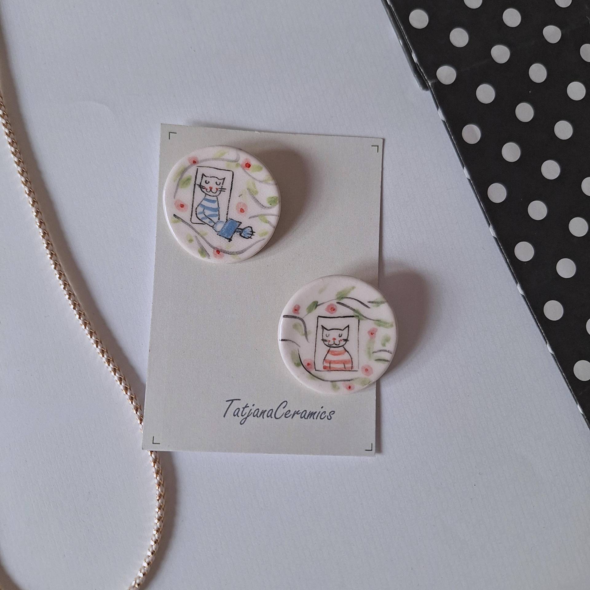 Set 2 Handbemalte Keramik Broschen Mit Katzen Paar, Rosen Für Sie Set 2 Handbemalte Keramik Broschen Mit Katzen Paar, Rosen Für Sie von TatjanaCeramics