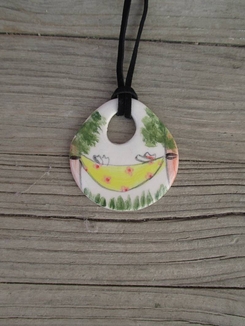 Sommer Tag Keramik Anhänger, Liegen in Der Hängematte, Handbemalte Halskette Sommer Tag Keramik Anhänger, Liegen in Der Hängematte, Handbemalte Halskette von TatjanaCeramics