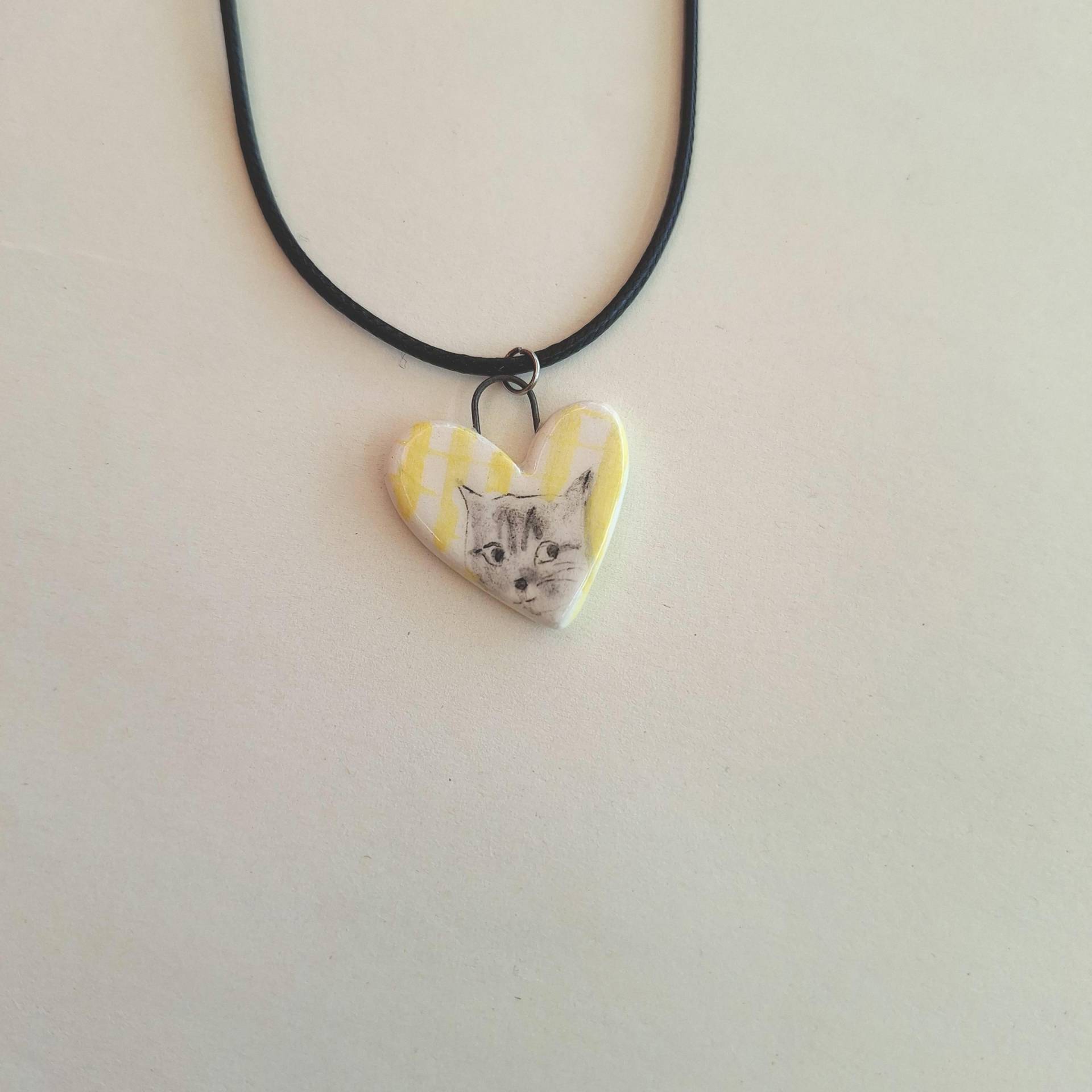 Getigerte Katze Keramik Halskette Herz Anhänger, Handgefertigter Schmuck Getigerte Katze Keramik Halskette Herz Anhänger, Handgefertigter Schmuck von TatjanaCeramics