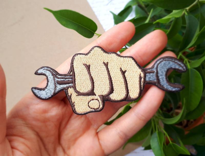 Iron-On Patch Faust Mit Schraubenschlüssel Mechaniker Reparierer Embroidery Design Für Männer Frauen Toolkit Werkzeugskiste von TatjanaStickerei