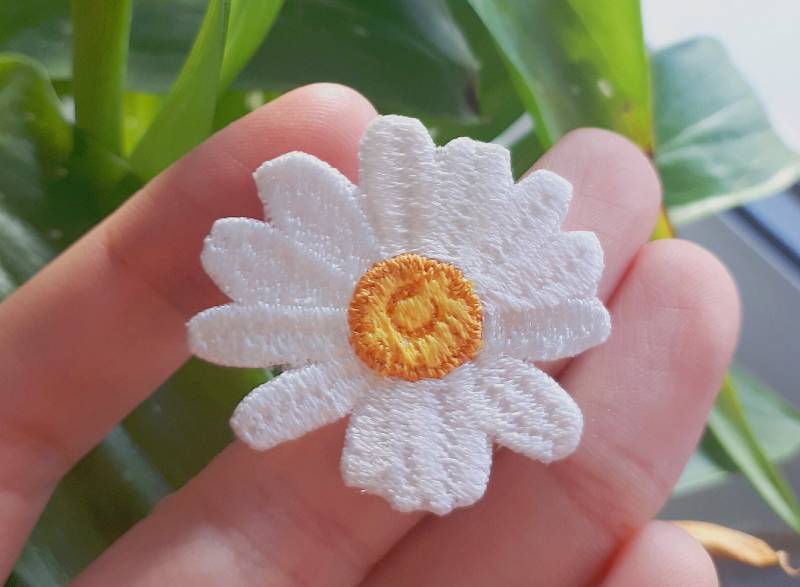 Iron-On Patch Gänseblümchen Klein Mini Blume Daisy Aufbügel Aufbügler Aufnäher Applique Cottagecore von TatjanaStickerei