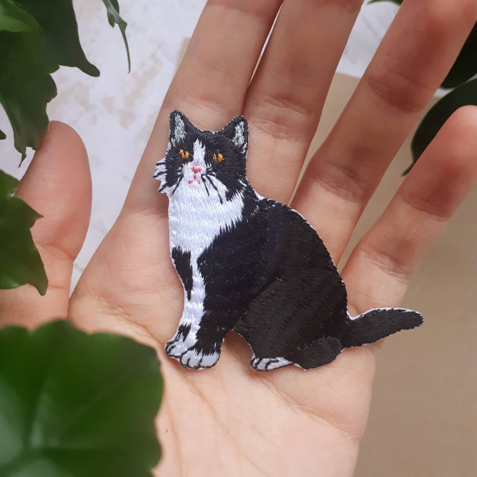 Iron-On Patch Katze Schwarz-Weiß Toxedo Cat Weiß-Schwarz Sitzendes Kätzchen Kater Aufbügel Aufbügler Aufnäher Applikation Iron-On Patch Katze Schwarz-Weiß Toxedo Cat Weiß-Schwarz Sitzendes Kätzchen Kater Aufbügel Aufbügler Aufnäher Applikation von TatjanaStickerei