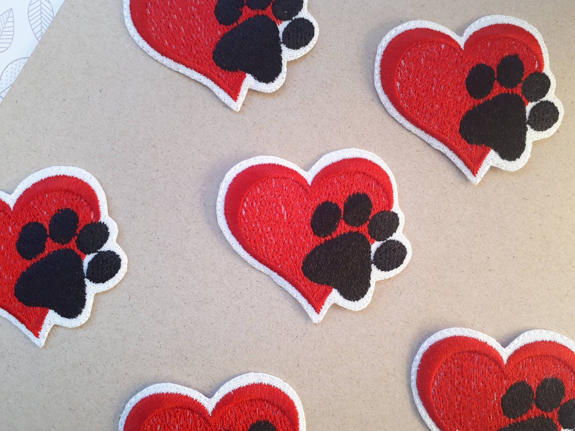 Iron-On Patch Pfote Mit Rotem Herz - Haustier Katze Oder Hund Kawaii Süß Cute Aufbügel Aufbügler Aufnäher Iron-On Patch Pfote Mit Rotem Herz - Haustier Katze Oder Hund Kawaii Süß Cute Aufbügel Aufbügler Aufnäher von TatjanaStickerei