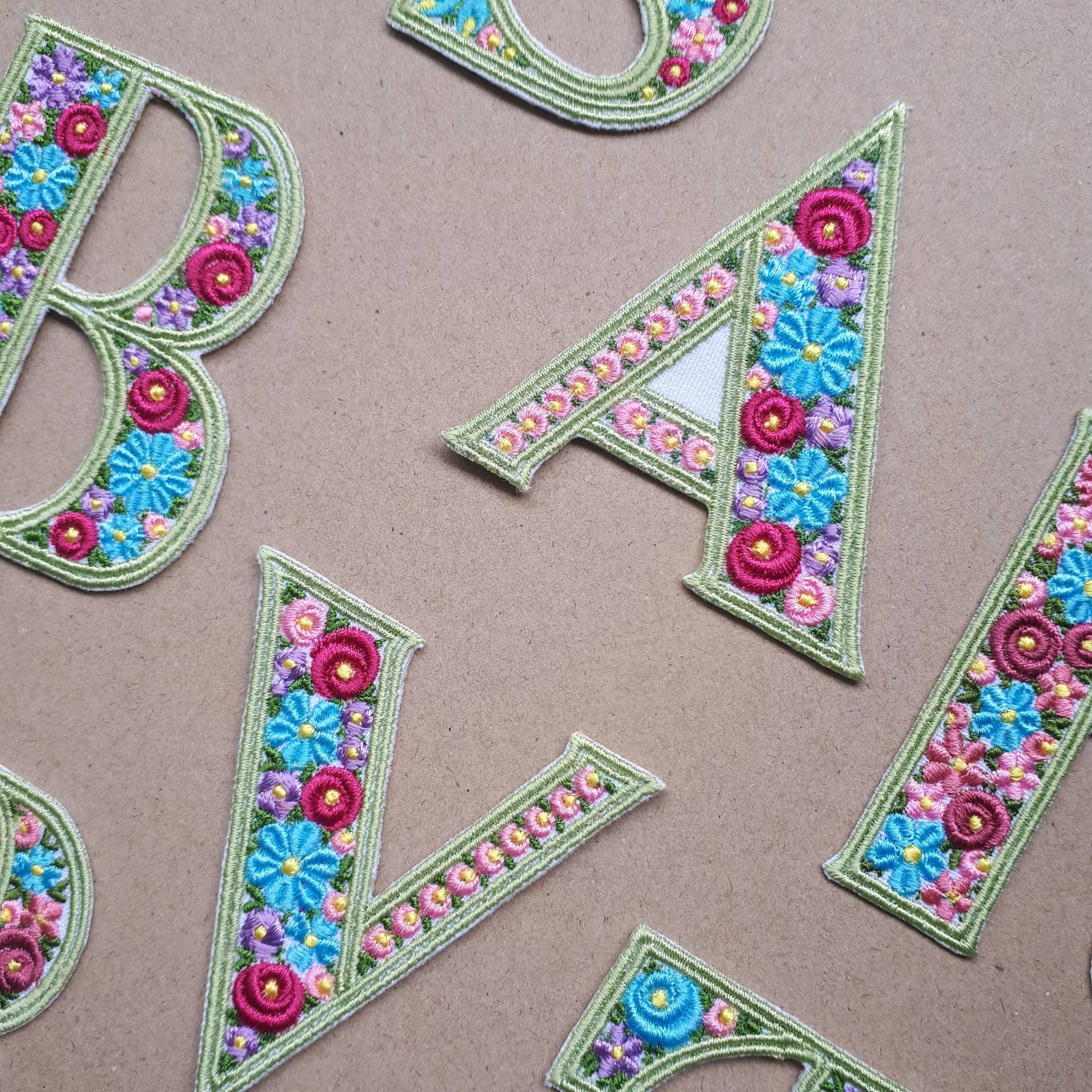 Iron-On Patches Buchstaben Initials Floral Vintage Aufbügel Patch Aufbügler Aufnäher Applikation Iron-On Patches Buchstaben Initials Floral Vintage Aufbügel Patch Aufbügler Aufnäher Applikation von TatjanaStickerei