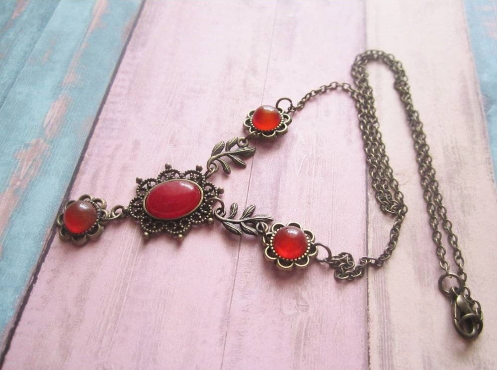 Collier Floraler Halsschmuck Mit Filigranem Anhänger, Karneol Und Jade Edelsteinschmuck, Bronzefarben von TatjanasJewelry