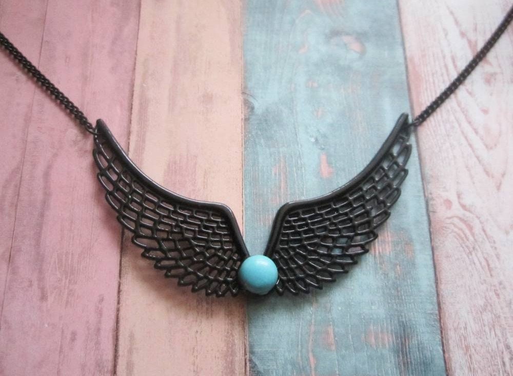 Collier Halskette, Engelsflügel Halsschmuck Mit Einem Türkis Cabochon, Edelstahlkette, Geschenk von TatjanasJewelry