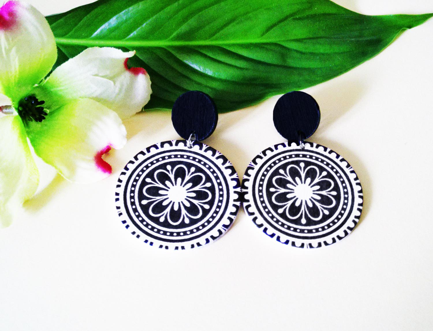 Holzohrringe Mandala, Handgefertigte Ohrringe, Mandala-Schmuck, Schwarz - Weiß, Holzschmuck von TatjanasJewelry