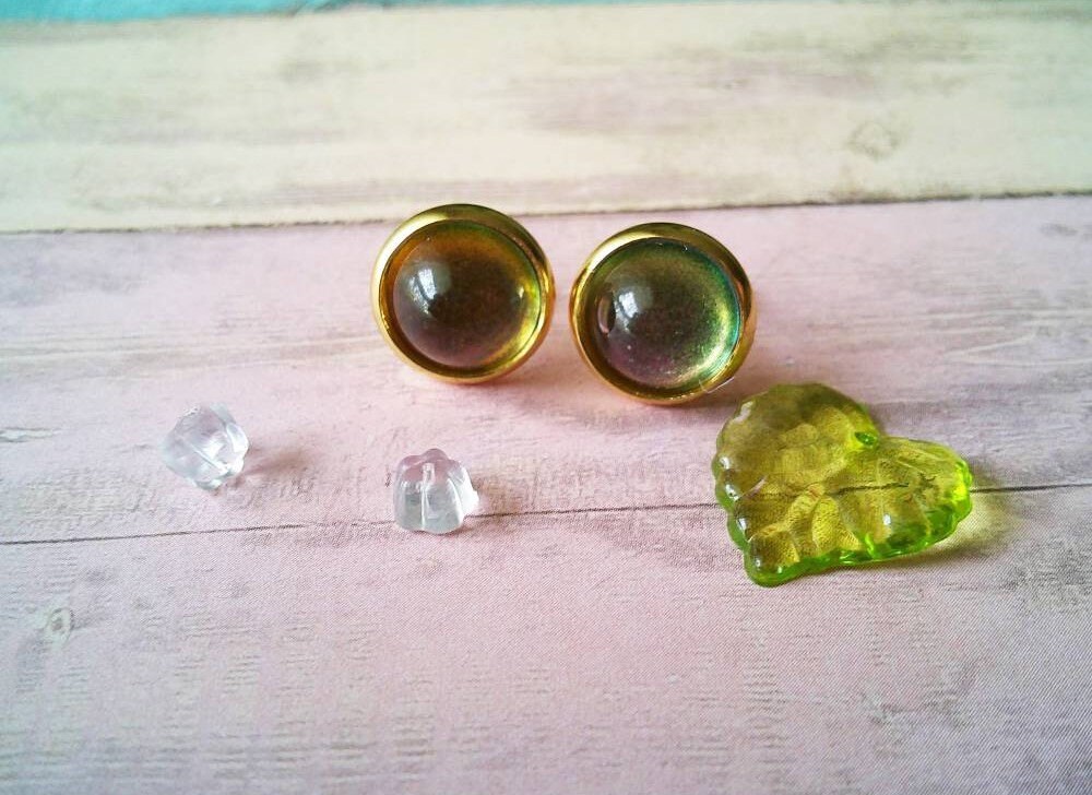 Ohrringe Ohrstecker Edelstahl Mit Einem Regenbogen Glascabochon Geschenk Für Sie Ohrringe Ohrstecker Edelstahl Mit Einem Regenbogen Glascabochon Geschenk Für Sie von TatjanasJewelry